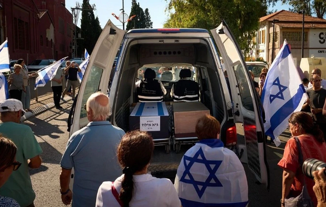 Ο στρατός του Ισραήλ παρέλαβε τις σορούς τριών ομήρων από τη Γάζα