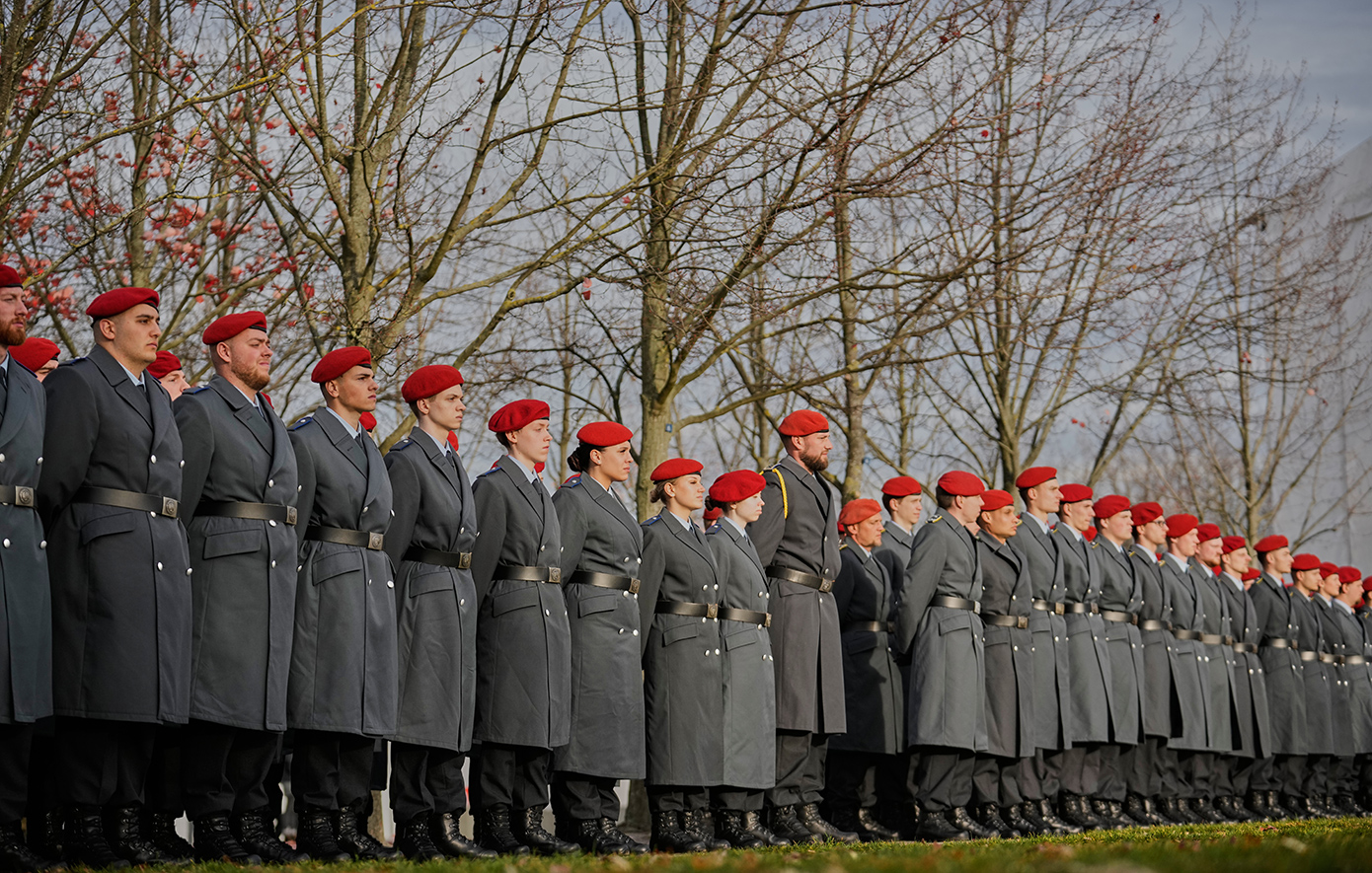 Πώς η Γερμανία σχεδιάζει να φτιάξει ξανά τον στρατό της &#8211; Θητεία με 2.600 ευρώ, επιδοτήσεις και άδειες οδήγησης