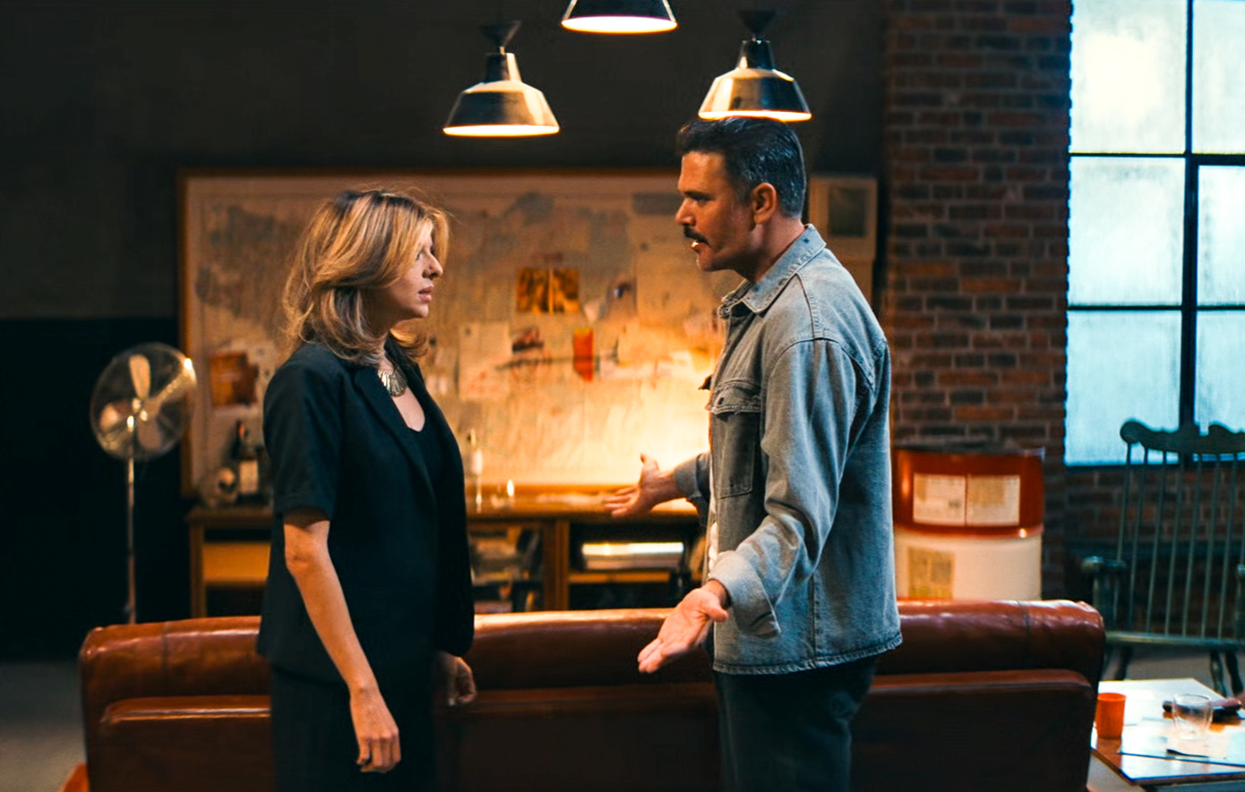 Ο Φώντας είναι έτοιμος να μπει στο κομμωτήριο, αλλά όλα πάνε λάθος και ο Μιχαήλος καταφέρνει τελευταία στιγμή να το σκάσει, την ώρα που μέσα στον χώρο εκτυλίσσονται κωμικοτραγικές καταστάσεις.