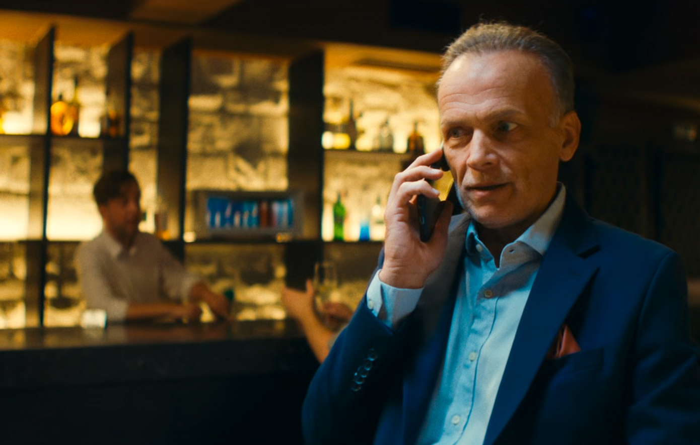 Ο Φώντας είναι έτοιμος να μπει στο κομμωτήριο, αλλά όλα πάνε λάθος και ο Μιχαήλος καταφέρνει τελευταία στιγμή να το σκάσει, την ώρα που μέσα στον χώρο εκτυλίσσονται κωμικοτραγικές καταστάσεις.