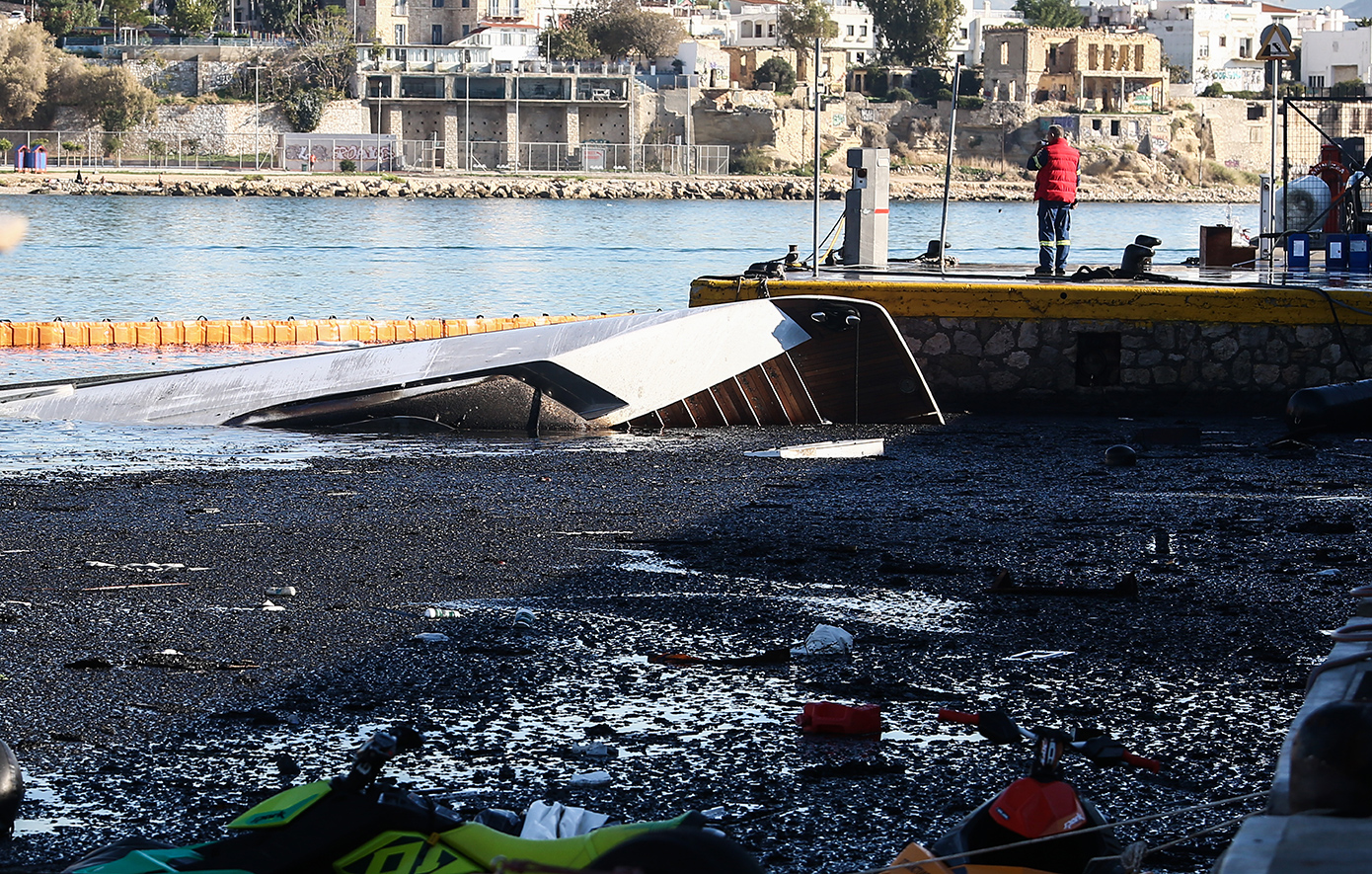Μώραλης για φωτιά στη Μαρίνα Ζέας: «Μας ανησυχεί ότι είναι η δεύτερη φορά σε 1,5 χρόνο»