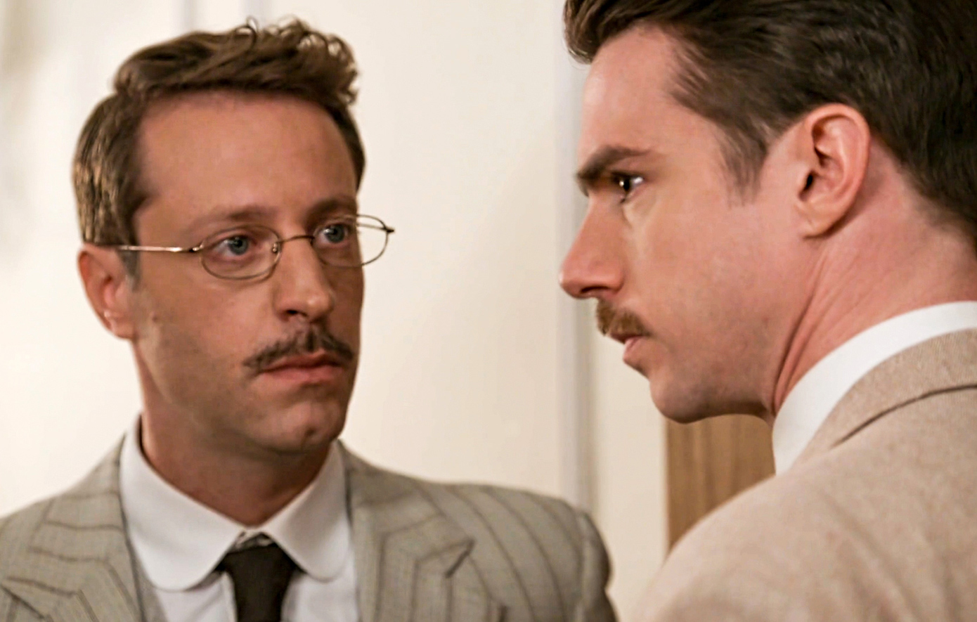 Η Αλίκη, ο Άρης και η Φρίντα παλεύουν να αποκωδικοποιήσουν τον νέο γρίφο, ενώ συνειδητοποιούν ότι είναι τα πιόνια στα χέρια κάποιου που κινείται άνετα μέσα στο ξενοδοχείο και έχει πρόσβαση παντού.