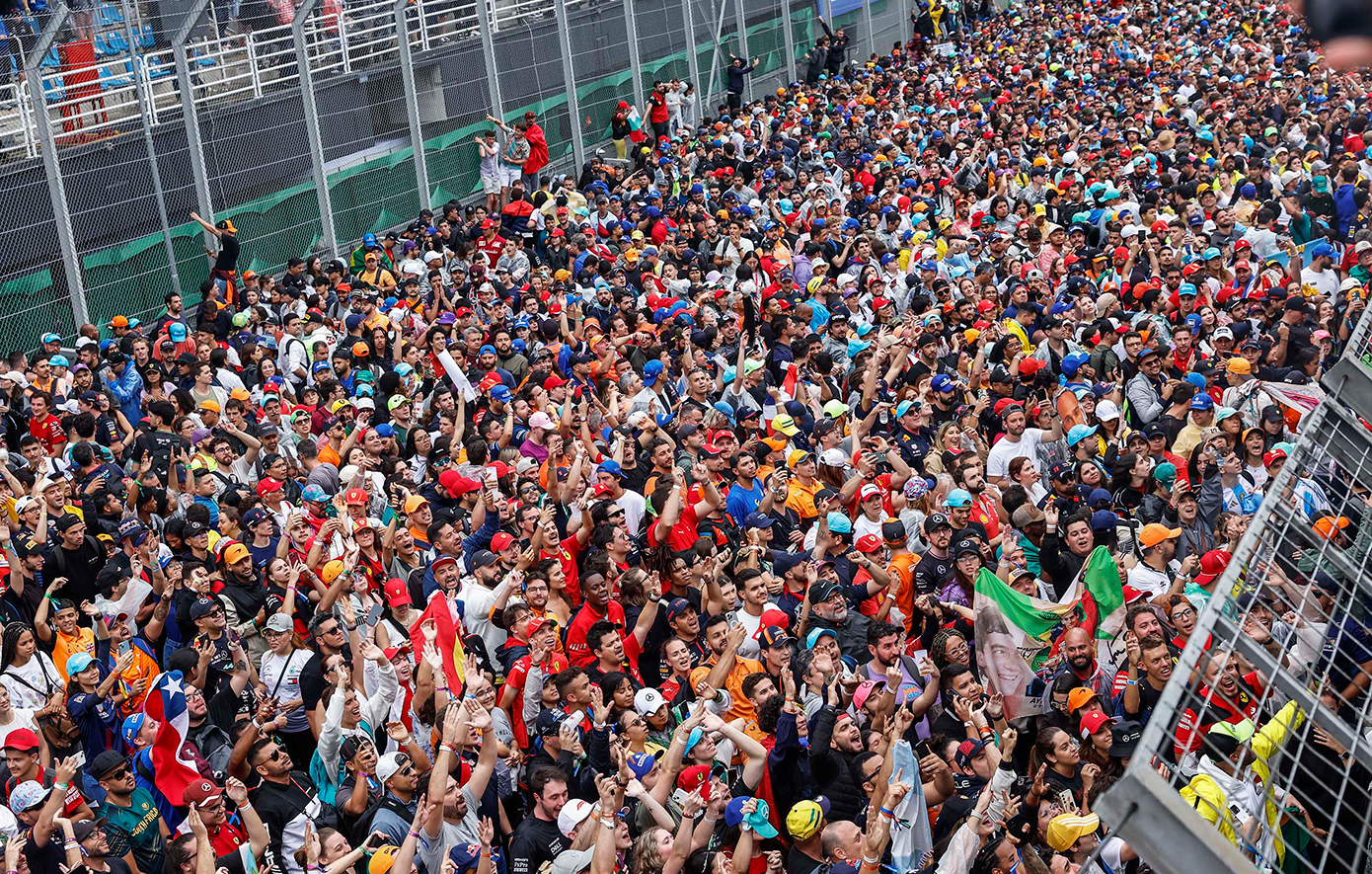 Το συναρπαστικό πρωτάθλημα συνεχίζεται, προσθέτοντας ακόμα περισσότερο ενδιαφέρον στο 21 ο Grand Prix, που θα διεξαχθεί στην πίστα Ιντερλάγκος του Σάο Πάολο της Βραζιλίας. Το συναρπαστικό πρωτάθλημα συνεχίζεται, προσθέτοντας ακόμα περισσότερο ενδιαφέρον στο 21 ο Grand Prix, που θα διεξαχθεί στην πίστα Ιντερλάγκος του Σάο Πάολο της Βραζιλίας.