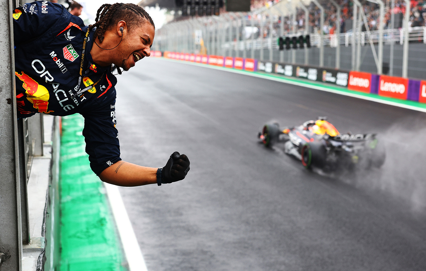 Το συναρπαστικό πρωτάθλημα συνεχίζεται, προσθέτοντας ακόμα περισσότερο ενδιαφέρον στο 21 ο Grand Prix, που θα διεξαχθεί στην πίστα Ιντερλάγκος του Σάο Πάολο της Βραζιλίας. Το συναρπαστικό πρωτάθλημα συνεχίζεται, προσθέτοντας ακόμα περισσότερο ενδιαφέρον στο 21 ο Grand Prix, που θα διεξαχθεί στην πίστα Ιντερλάγκος του Σάο Πάολο της Βραζιλίας.