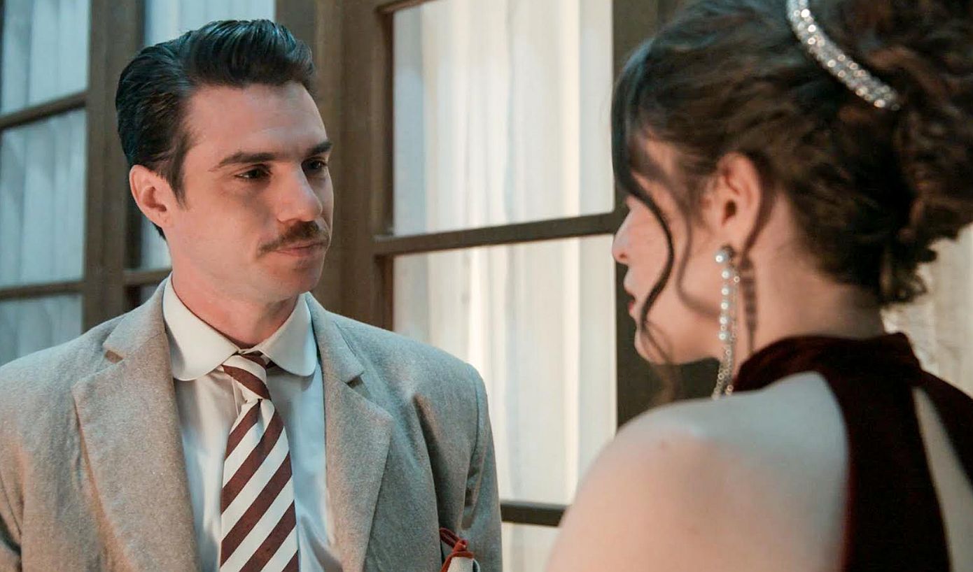 Grand Hotel: Η Αλίκη είναι σοκαρισμένη από την ερωτική εξομολόγηση του Άρη και η Φρίντα τα ακούει όλα!