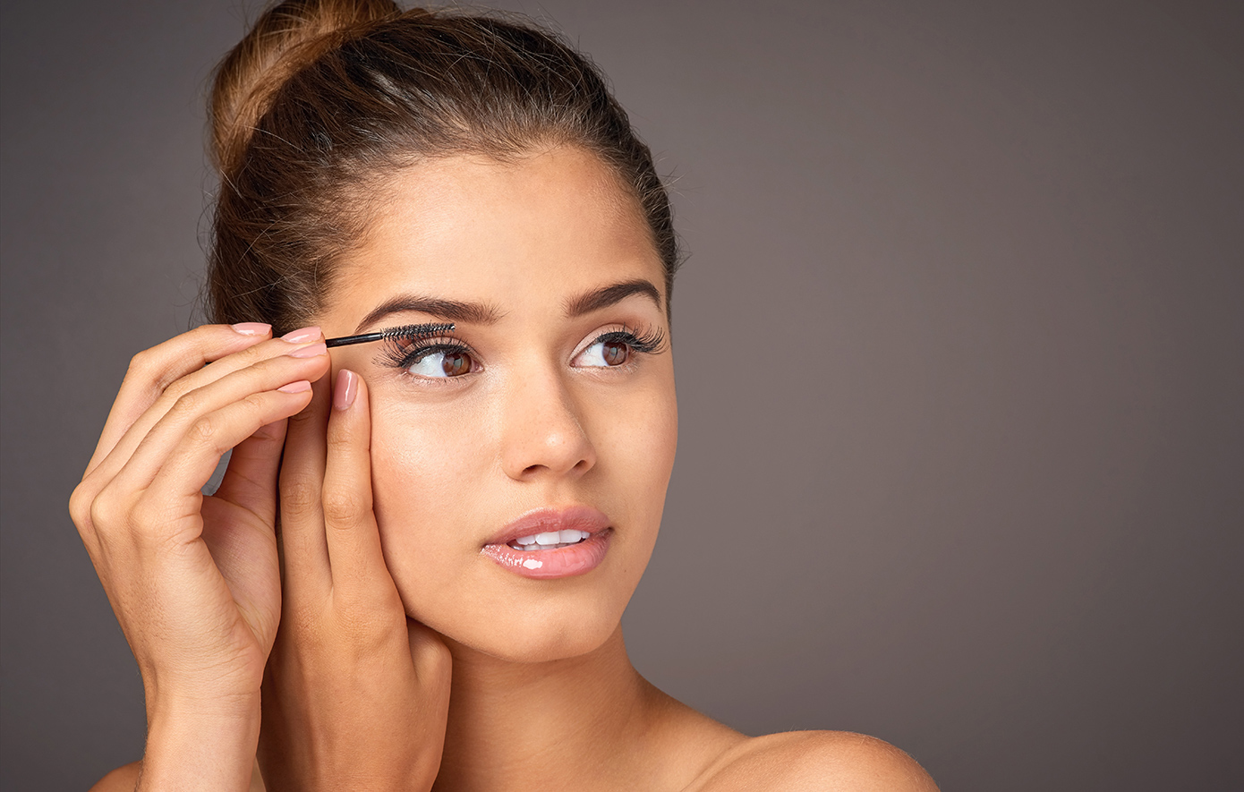 Η γκρι μάσκαρα γίνεται τάση: Το TikTok φέρνει τη νέα «ήρεμη» ένταση στις βλεφαρίδες