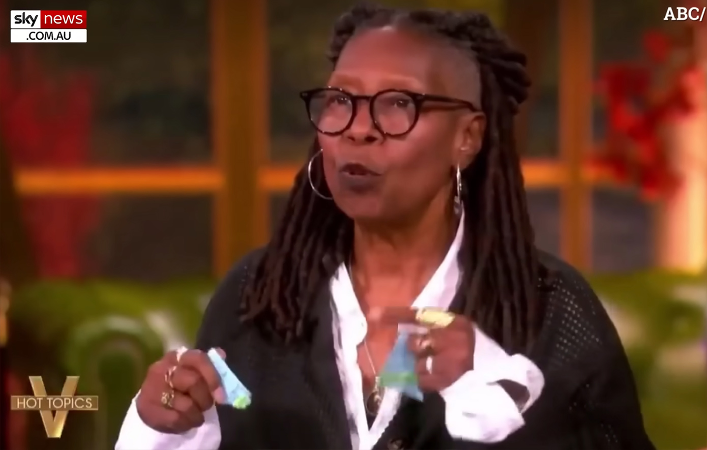 Η έκρηξη της Γούπι Γκόλντμπεργκ «on air» &#8211; Έσκισε σημείωμα που της ζητούσε να διευκρινίσει αστείο της για τον Τραμπ