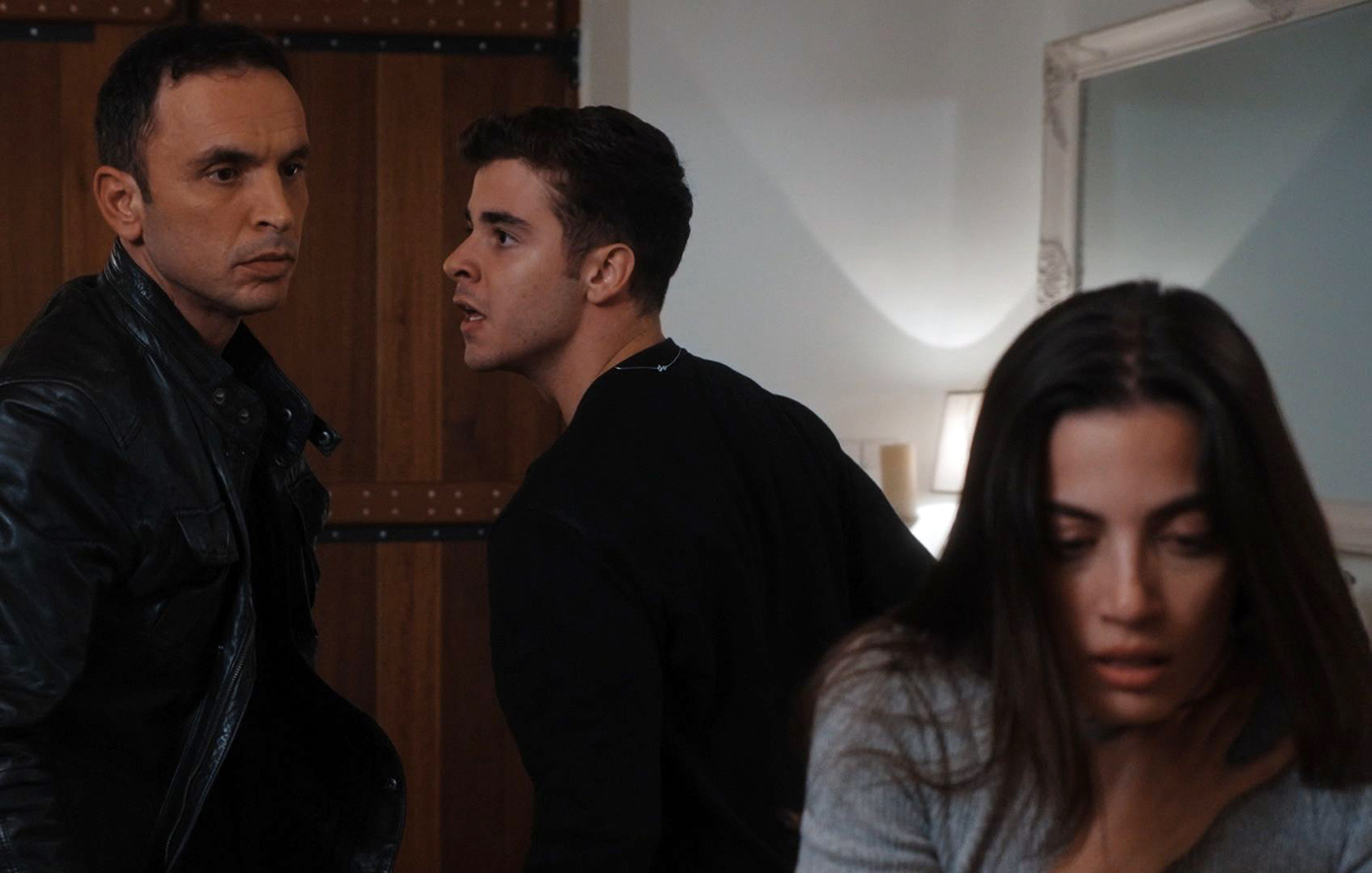 «Η γη της ελιάς»: Η Φρύνη ζει στιγμές τρόμου, ενώ ένα μοιραίο λάθος του Παρασκευά απειλεί να τινάξει τη σχέση τους στον αέρα