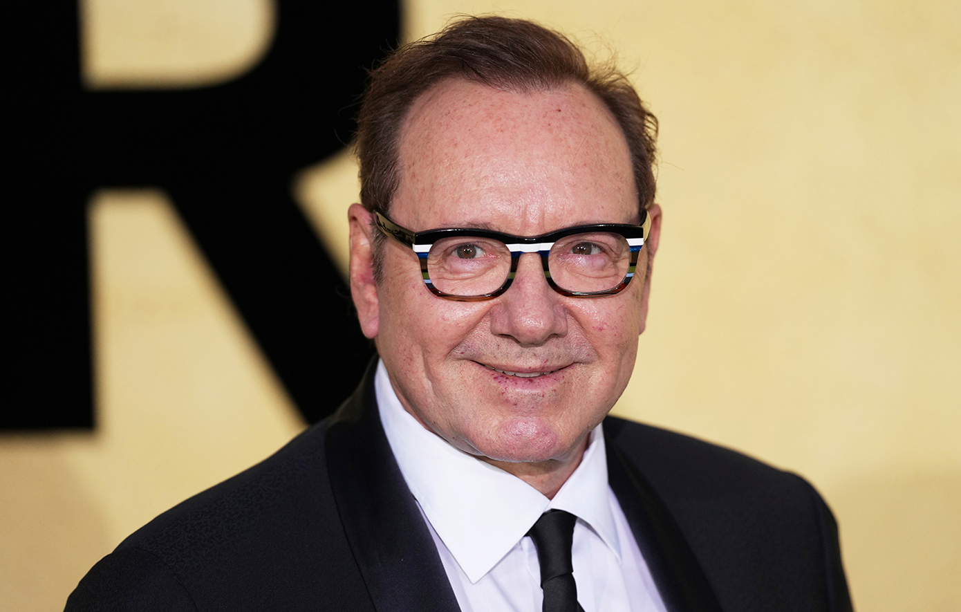 Κέβιν Σπέισι: «Είμαι γκέι, απολαμβάνω την παρέα των αντρών – Σκέφτομαι να αποκτήσω παιδί»