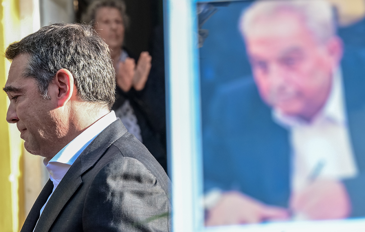 «Αθάνατος» φώναξαν στην κηδεία του Αλέκου Φλαμπουράρη &#8211; «Λύγισε» ο Τσίπρας στον επικήδειο για «τον παππού των παιδιών μας»