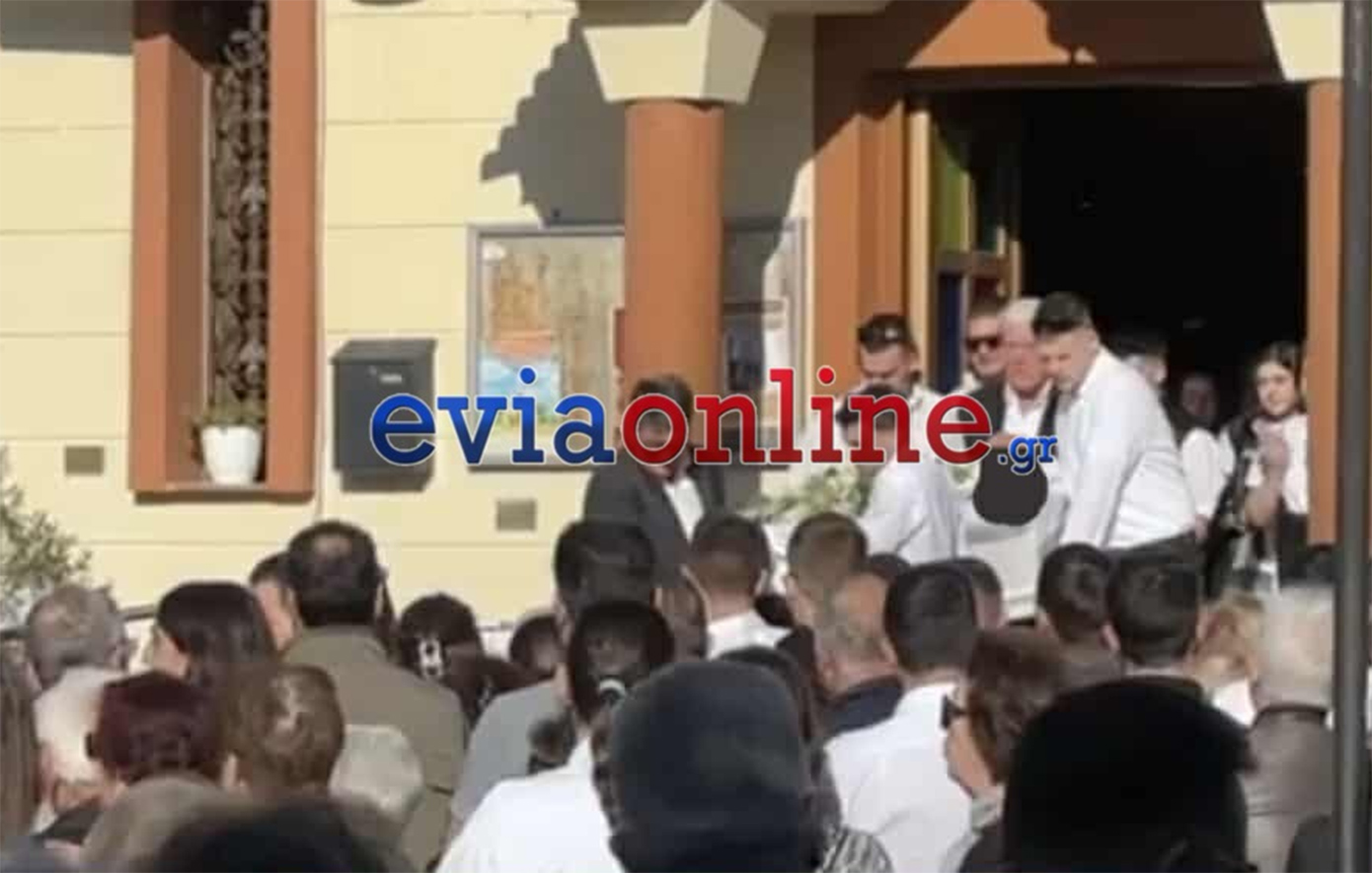 Χαλκίδα: Θρήνος στο τελευταίο αντίο στον 20χρονο Μάριο Ρουμπή – Ντυμένοι στα λευκά συγγενείς και φίλοι