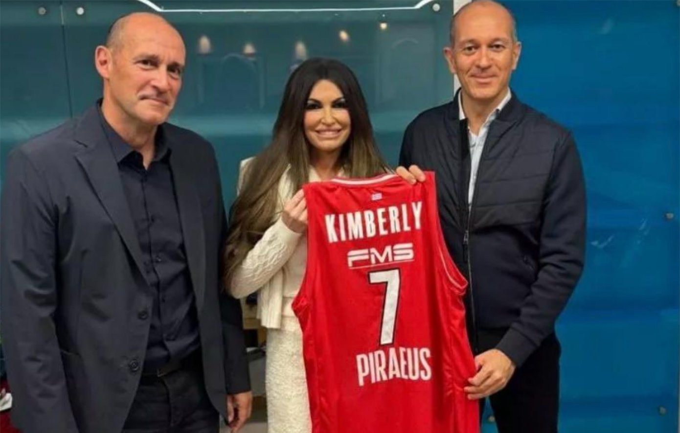 Οι αδερφοί Αγγελόπουλοι έδωσαν στην Κίμπερλι Γκιλφόιλ φανέλα του Ολυμπιακού με το όνομα της