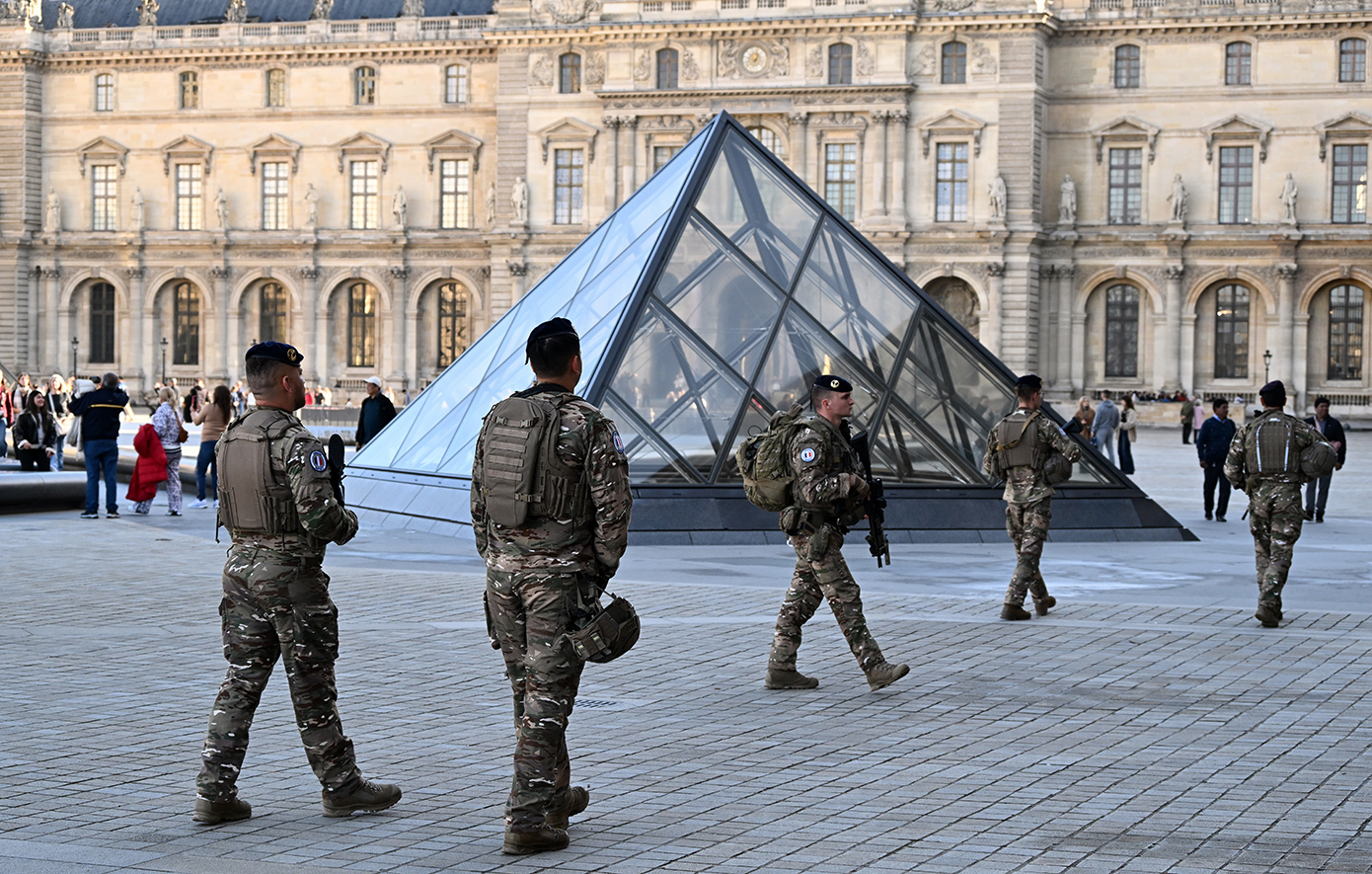 Λούβρο _Ληστεία