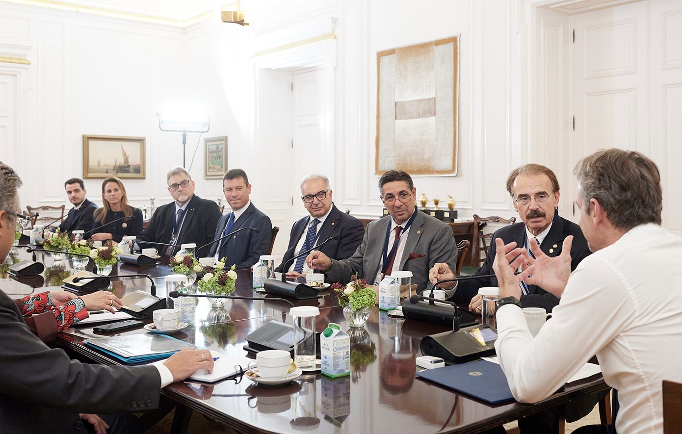 Ο Πρωθυπουργός Κυριάκος Μητσοτάκης συναντήθηκε σήμερα στο Μέγαρο Μαξίμου με αντιπροσωπεία της ομογενειακής οργάνωσης AHEPA. Κατά τη διάρκεια της συνάντησης συζητήθηκαν θέματα της ελληνικής διασποράς και η συμβολή της στην προώθηση των ελληνοαμερικανικών σχέσεων.