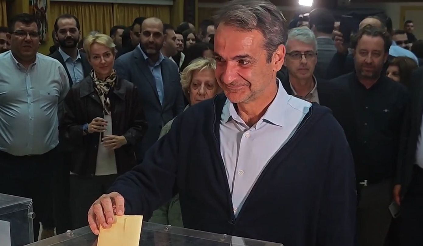 Εκλογές ΝΔ: Μαζί με τον γιο του ψήφισε ο Κυριάκος Μητσοτάκης &#8211; Δήλωσε ικανοποιημένος για τη μεγάλη συμμετοχή
