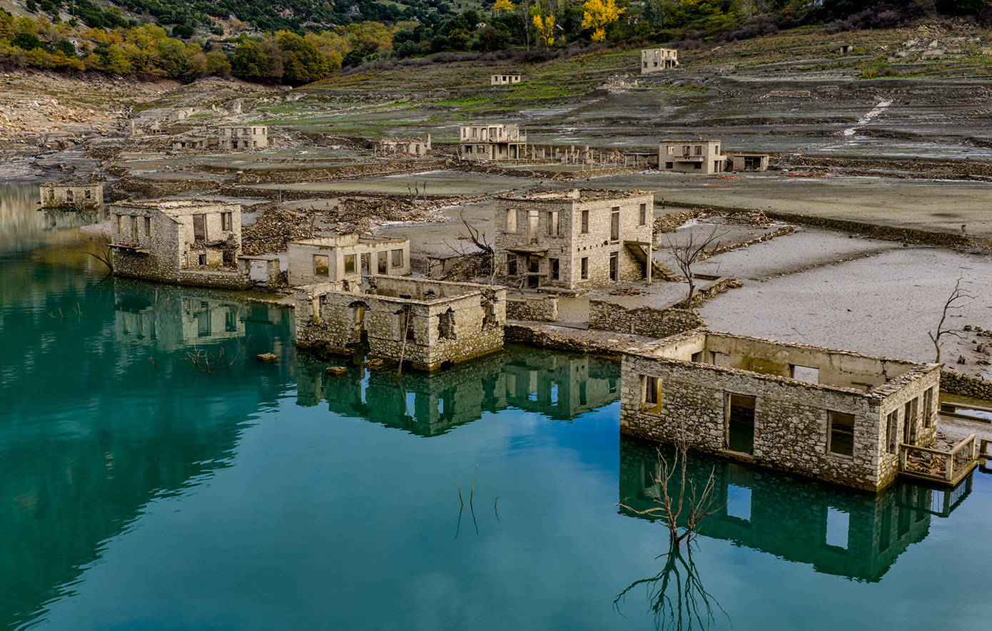 Νέες εικόνες από τη λίμνη του Μόρνου: Στην επιφάνεια το χωριό «φάντασμα», επειδή λιγοστεύει το νερό