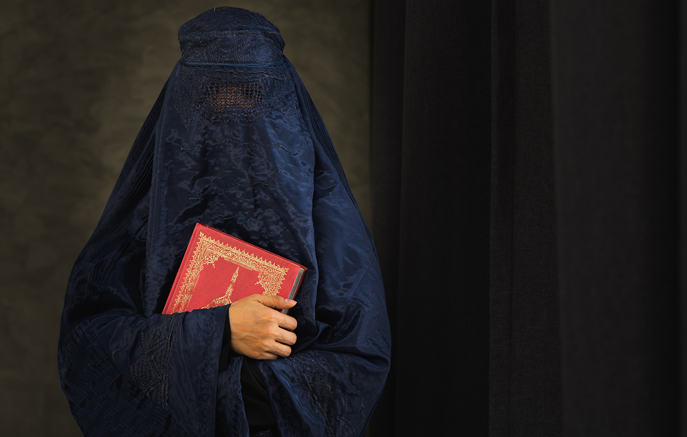 Άλλο ένα μέτρο κατά των γυναικών στο Αφγανιστάν &#8211; Απαγορεύεται η είσοδος στα νοσοκομεία σε όσες δεν φορούν μπούρκα &#8211; Ταλιμπάν τις σταματούν στην είσοδο