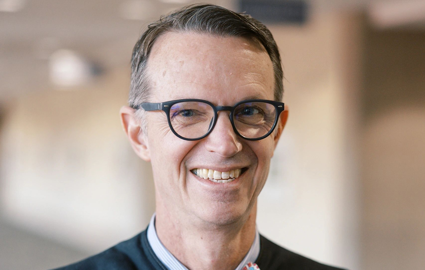 Ο ιδιόρρυθμος δικαστής έχασε τελικά τη δουλειά του &#8211; Φορούσε περούκα του Έλβις στο δικαστήριο και έβαζε τη μουσική του