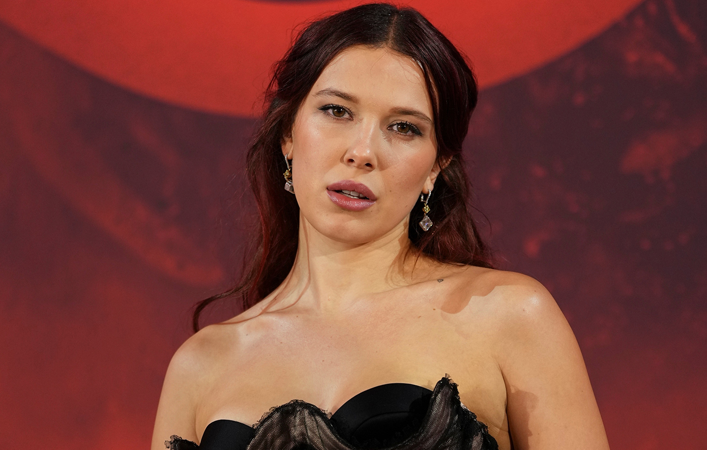 «Να χαμογελάσεις εσύ» &#8211; Η αντίδραση της Μίλι Μπόμπι Μπράουν όταν φωτογράφος της ζήτησε να χαμογελάσει