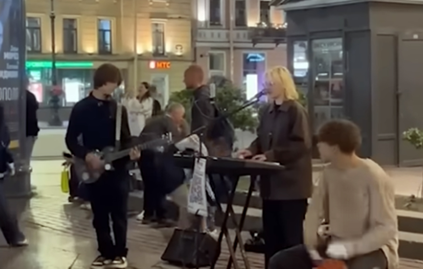 Νεαροί μουσικοί εγκατέλειψαν τη Ρωσία αφού αποφυλακίστηκαν &#8211; Ήταν υπό κράτηση για σχεδόν 1,5 μήνα επειδή τραγουδούσαν κατά του Κρεμλίνου