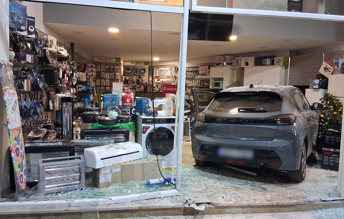 ΝΑΥΠΛΙΟ : Αυτοκίνητο έσπασε τη βιτρίνα και «μπήκε» σε κατάστημα ηλεκτρικών ειδών ΝΑΥΠΛΙΟ : Αυτοκίνητο έσπασε τη βιτρίνα και «μπήκε» σε κατάστημα ηλεκτρικών ειδών