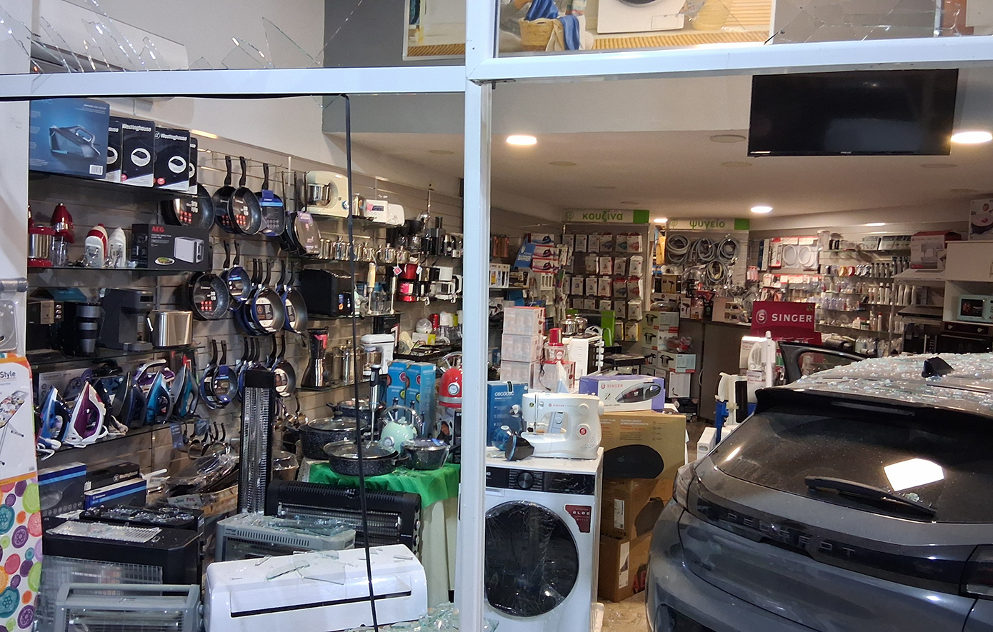 ΝΑΥΠΛΙΟ : Αυτοκίνητο έσπασε τη βιτρίνα και «μπήκε» σε κατάστημα ηλεκτρικών ειδών ΝΑΥΠΛΙΟ : Αυτοκίνητο έσπασε τη βιτρίνα και «μπήκε» σε κατάστημα ηλεκτρικών ειδών