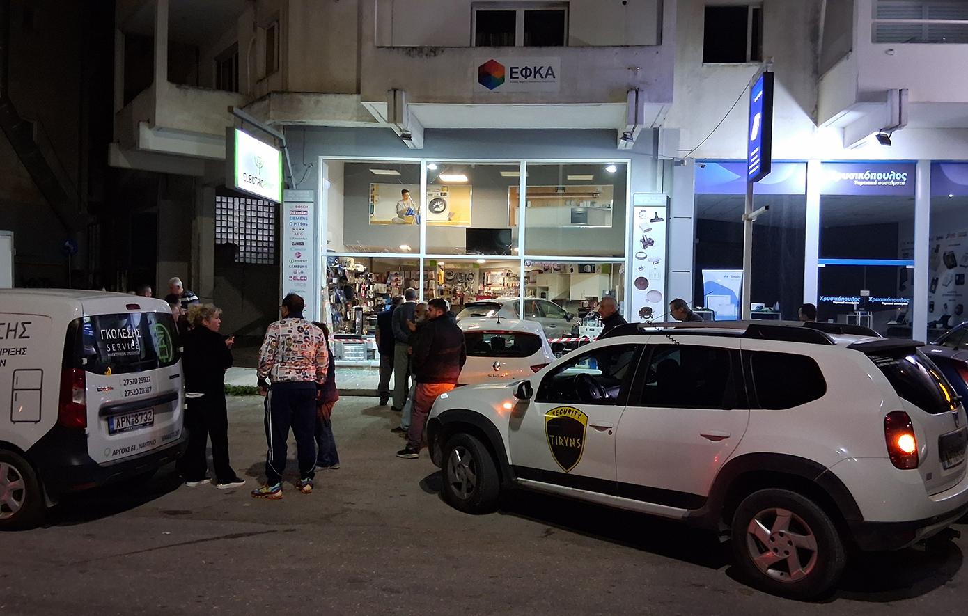 ΝΑΥΠΛΙΟ : Αυτοκίνητο έσπασε τη βιτρίνα και «μπήκε» σε κατάστημα ηλεκτρικών ειδών ΝΑΥΠΛΙΟ : Αυτοκίνητο έσπασε τη βιτρίνα και «μπήκε» σε κατάστημα ηλεκτρικών ειδών