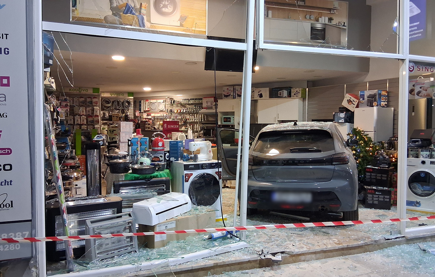 ΝΑΥΠΛΙΟ : Αυτοκίνητο έσπασε τη βιτρίνα και «μπήκε» σε κατάστημα ηλεκτρικών ειδών ΝΑΥΠΛΙΟ : Αυτοκίνητο έσπασε τη βιτρίνα και «μπήκε» σε κατάστημα ηλεκτρικών ειδών