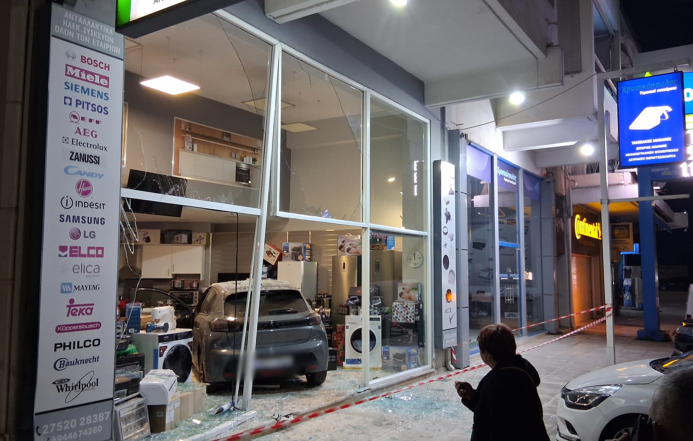 ΝΑΥΠΛΙΟ : Αυτοκίνητο έσπασε τη βιτρίνα και «μπήκε» σε κατάστημα ηλεκτρικών ειδών ΝΑΥΠΛΙΟ : Αυτοκίνητο έσπασε τη βιτρίνα και «μπήκε» σε κατάστημα ηλεκτρικών ειδών