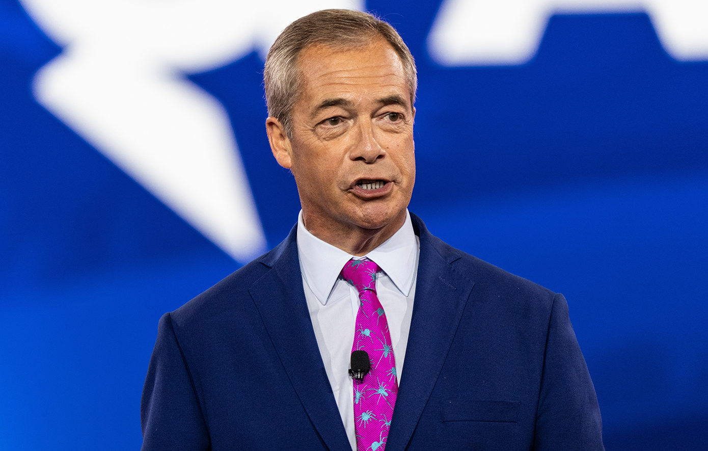 «Μακιγέρ χρησιμοποίησαν σωματικά υγρά στον Φάρατζ κατά τη διάρκεια των εμφανίσεών του στο BBC», ισχυρίζεται πηγή