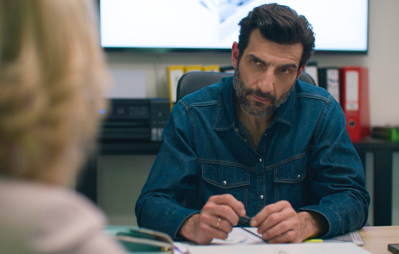 Ο Διονύσης είναι σοκαρισμένος μετά τη συνάντησή του με τον Άγη και αποκαλύπτει στην Κλέλια ότι ο Άγης παραδέχτηκε ότι τον παγίδευσε για να τον εκδικηθεί που κοιμήθηκε με τη Μαρίνα.