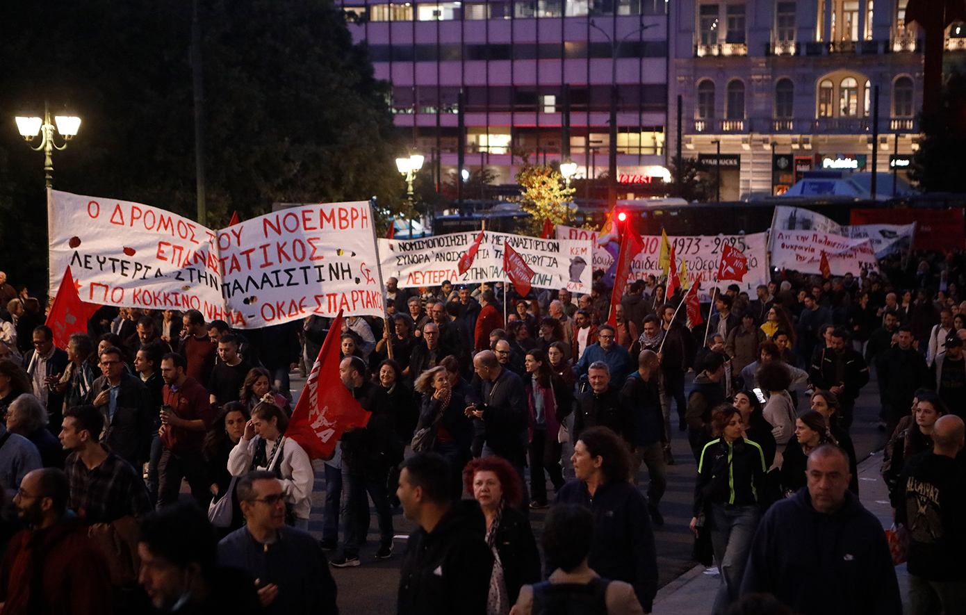 Live η πορεία για το Πολυτεχνείο προς την αμερικανική πρεσβεία: 43 προσαγωγές και 11 συλλήψεις &#8211; Δείτε βίντεο και φωτογραφίες