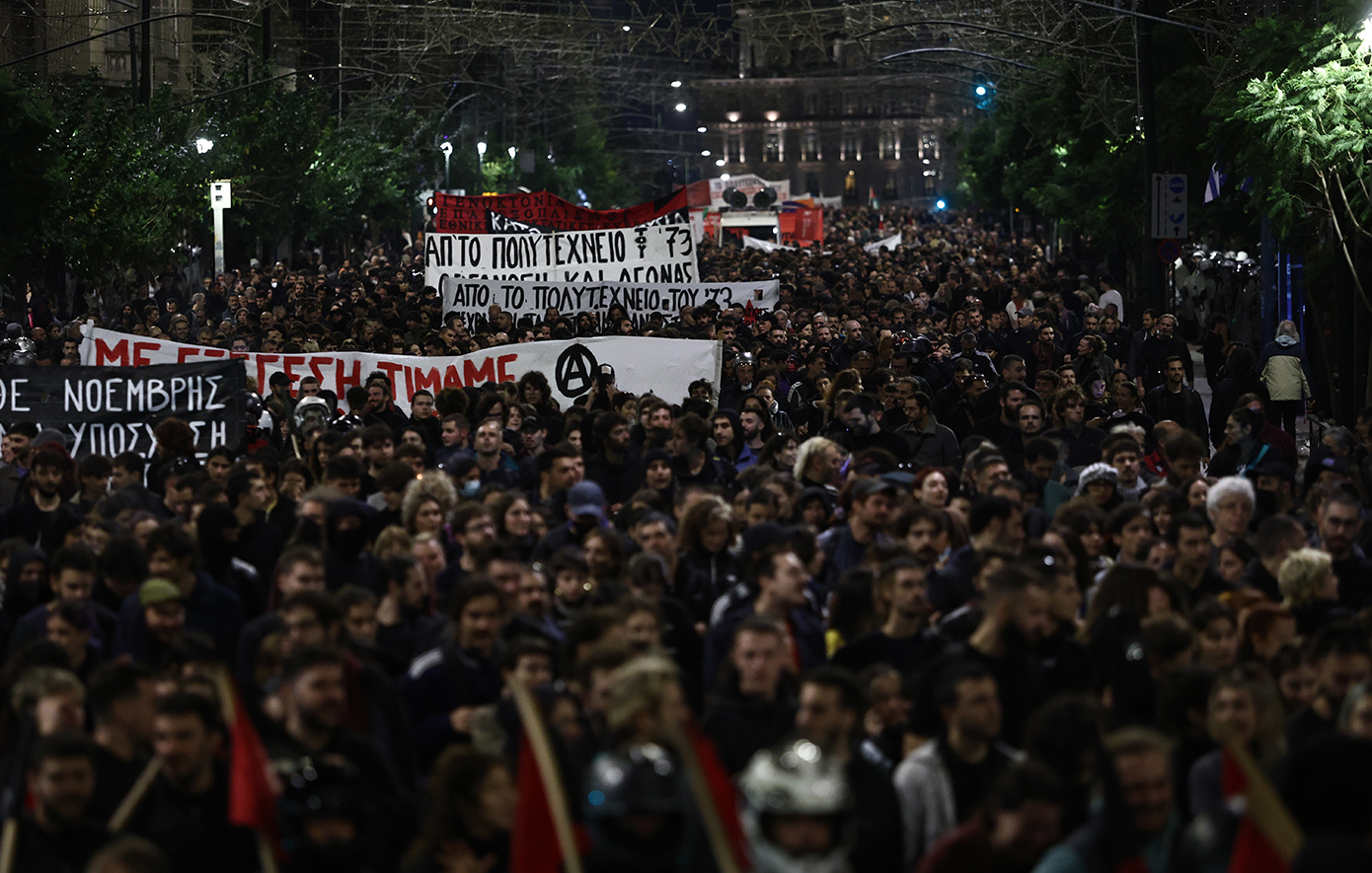 Στην αμερικανική πρεσβεία έφτασε η πορεία για το Πολυτεχνείο &#8211; Δείτε βίντεο και φωτογραφίες