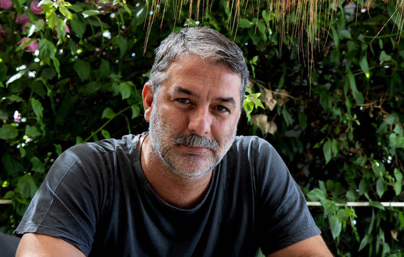 «Σπασμένη Φλέβα»: Η έκθεση που σε βάζει στα παρασκήνια της ταινίας πριν την πολυαναμενόμενη πρεμιέρα