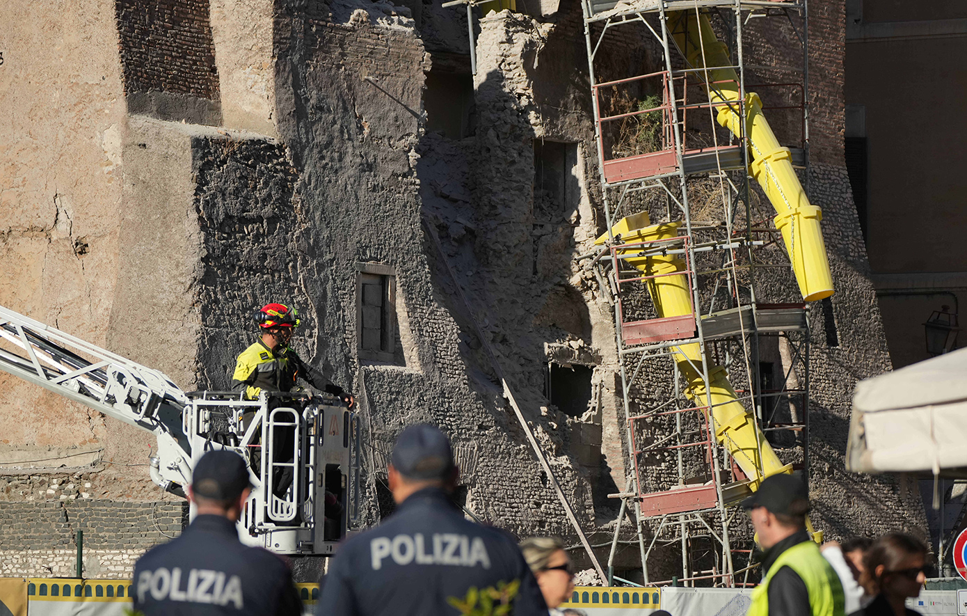 Ιταλία: Συνεχίζονται η επιχείρηση διάσωσης του εργάτη που βρίσκεται κάτω απο τα συντρίμμια του «Πύργου των Κόμηδων»