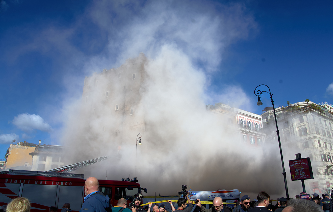 Ιταλία: Κατέρρευσε μερικώς ο "Πύργος των Κόμηδων" Ιταλία: Κατέρρευσε μερικώς ο "Πύργος των Κόμηδων"