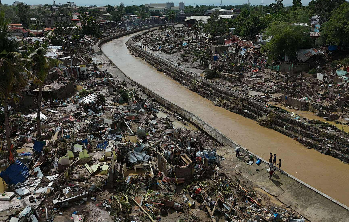 Ανυπολόγιστο το μέγεθος της καταστροφής του τυφώνα Καλμάγκι στις Φιλιππίνες &#8211; Στους 90 ο αριθμός των νεκρών