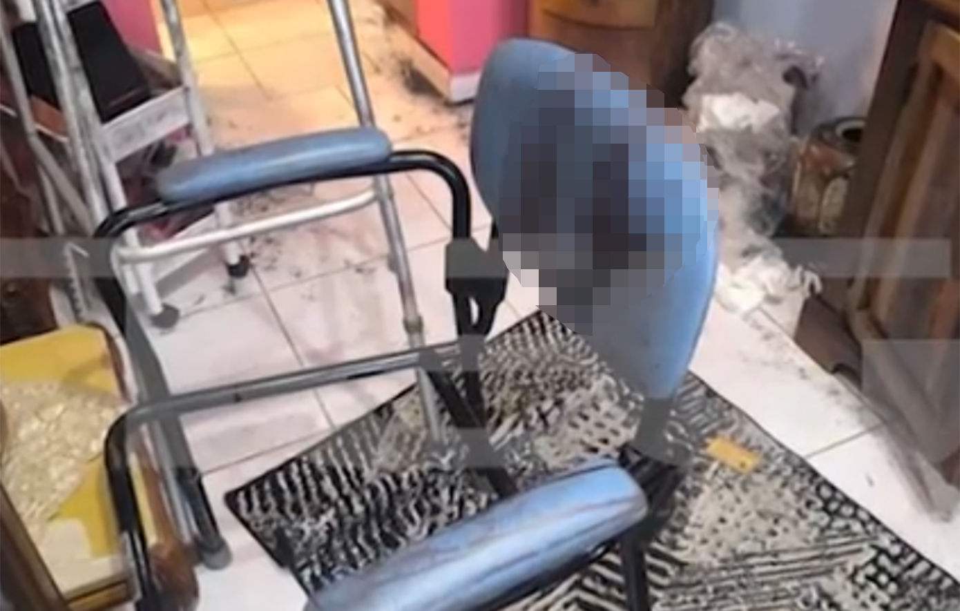 Σοκάρουν οι εικόνες από το σπίτι της 75χρονης στη Σαλαμίνα: Αίματα παντού, από τους τοίχους και τις εικόνες Αγίων, μέχρι και στο πι