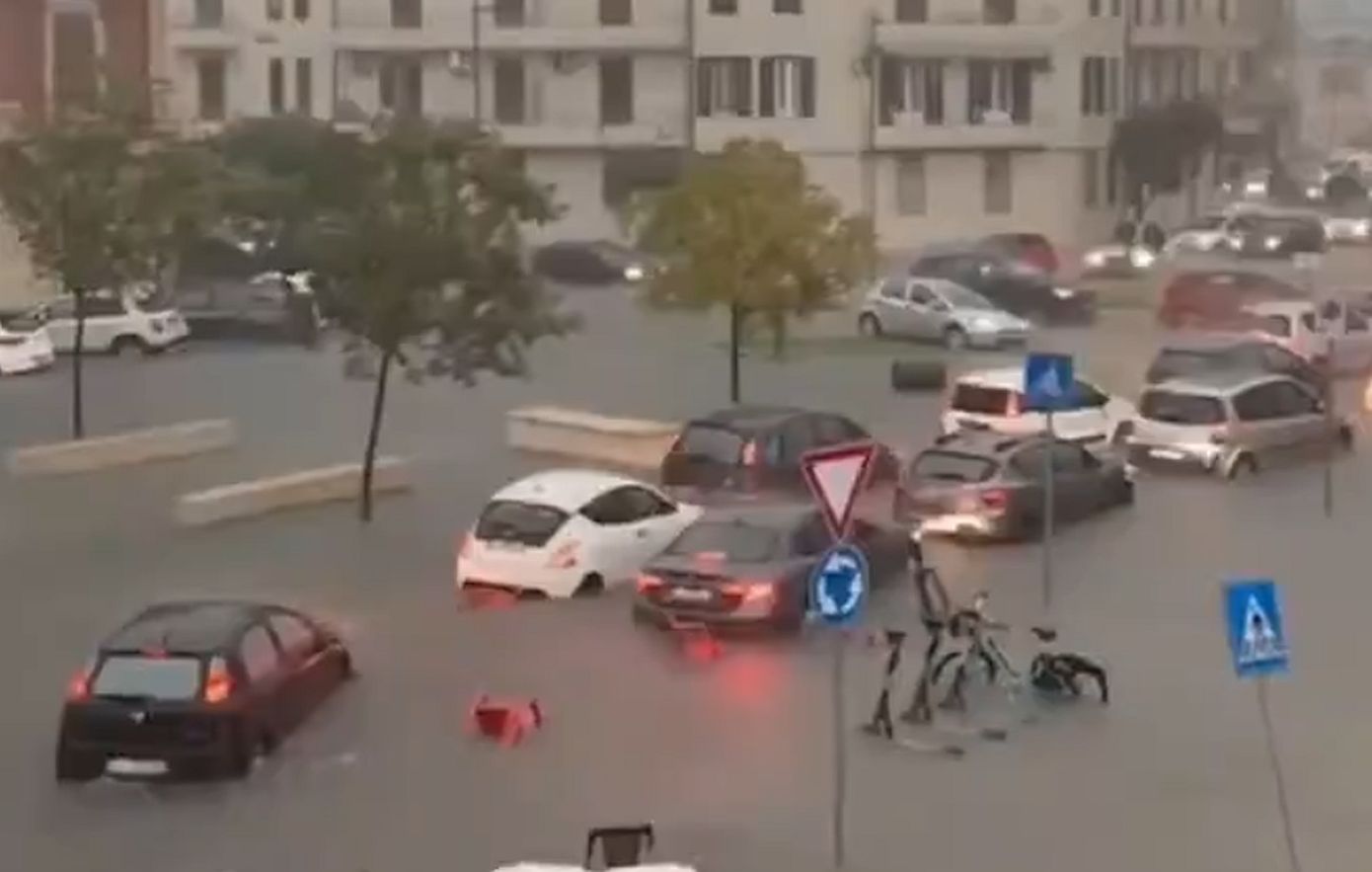 Σφοδρό κύμα κακοκαιρίας έπληξε την Σικελία: Δρόμοι μετατράπηκαν σε ποτάμια και οικογένειες εκγλωβίστηκαν στα σπίτια τους