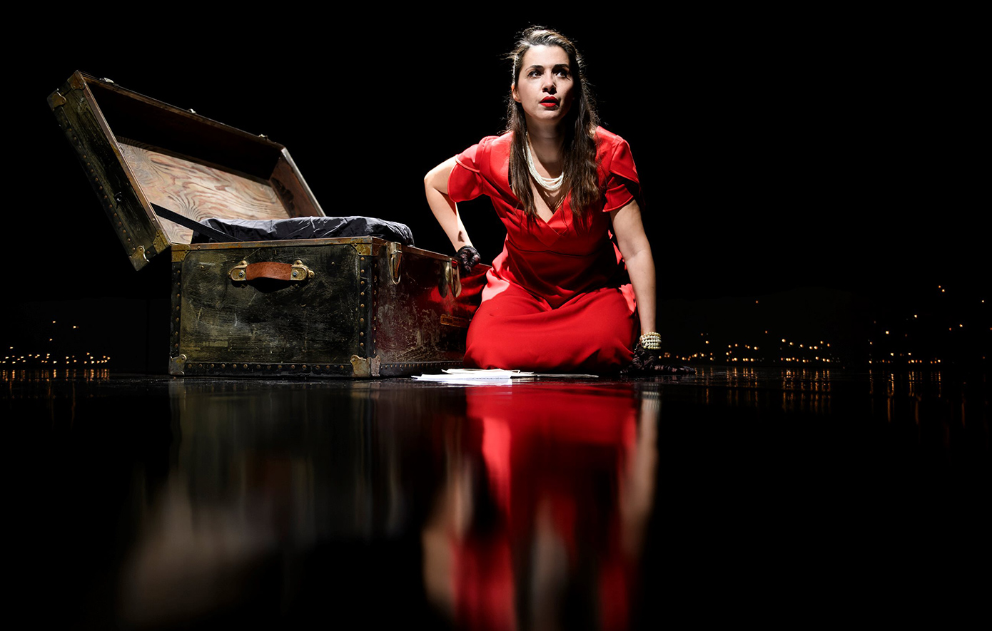 Η Άλλη Στέλλα: Ξαναβιώνει στη σκηνή η ιστορία της φωνής που σημάδεψε τις μεγάλες επιτυχίες των Τσιτσάνη και Χιώτη