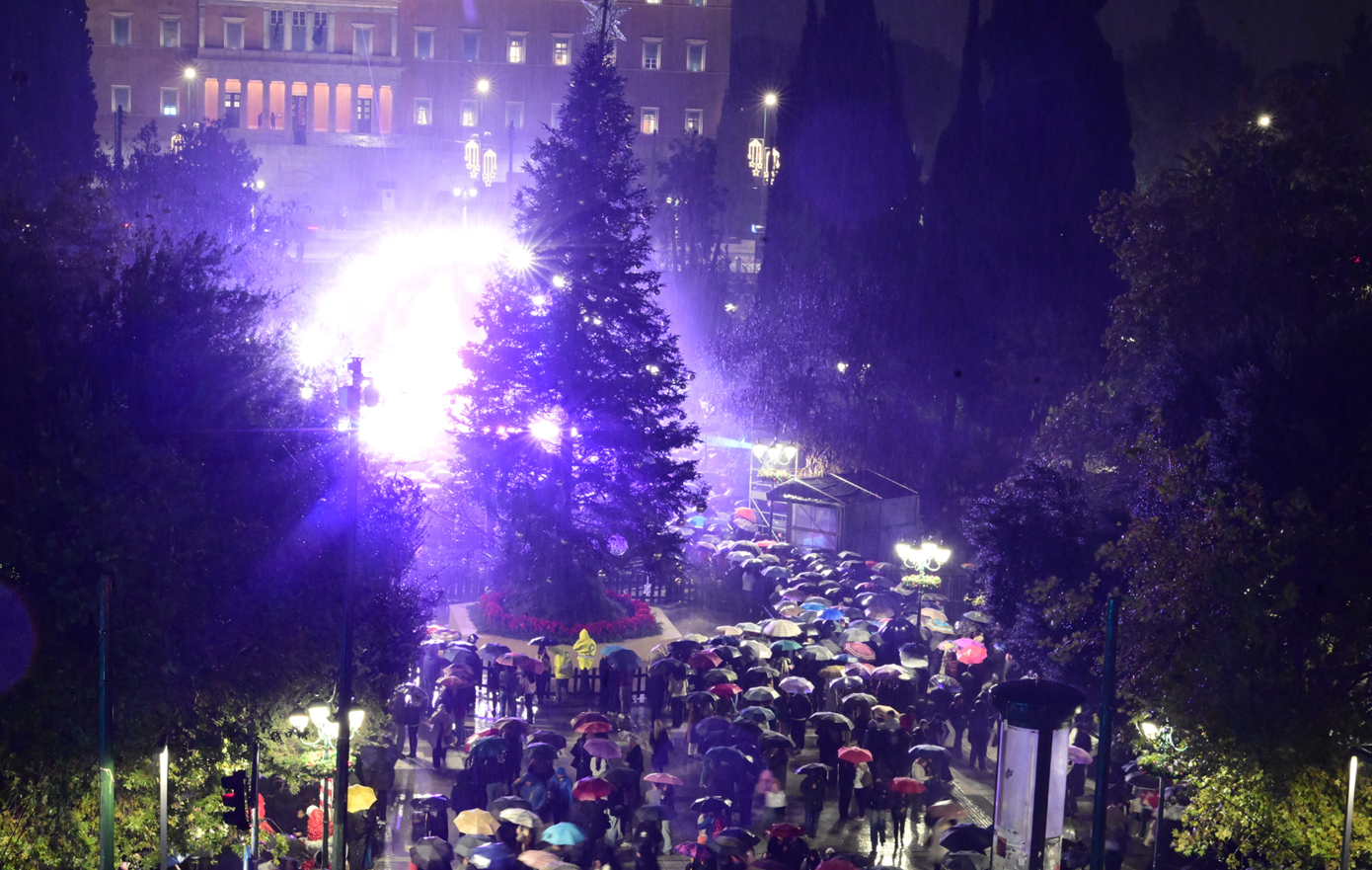 Κόσμος κάθε ηλικίας στο Σύνταγμα για τη φωταγώγηση του χριστουγεννιάτικου δέντρου &#8211; Δείτε φωτογραφίες