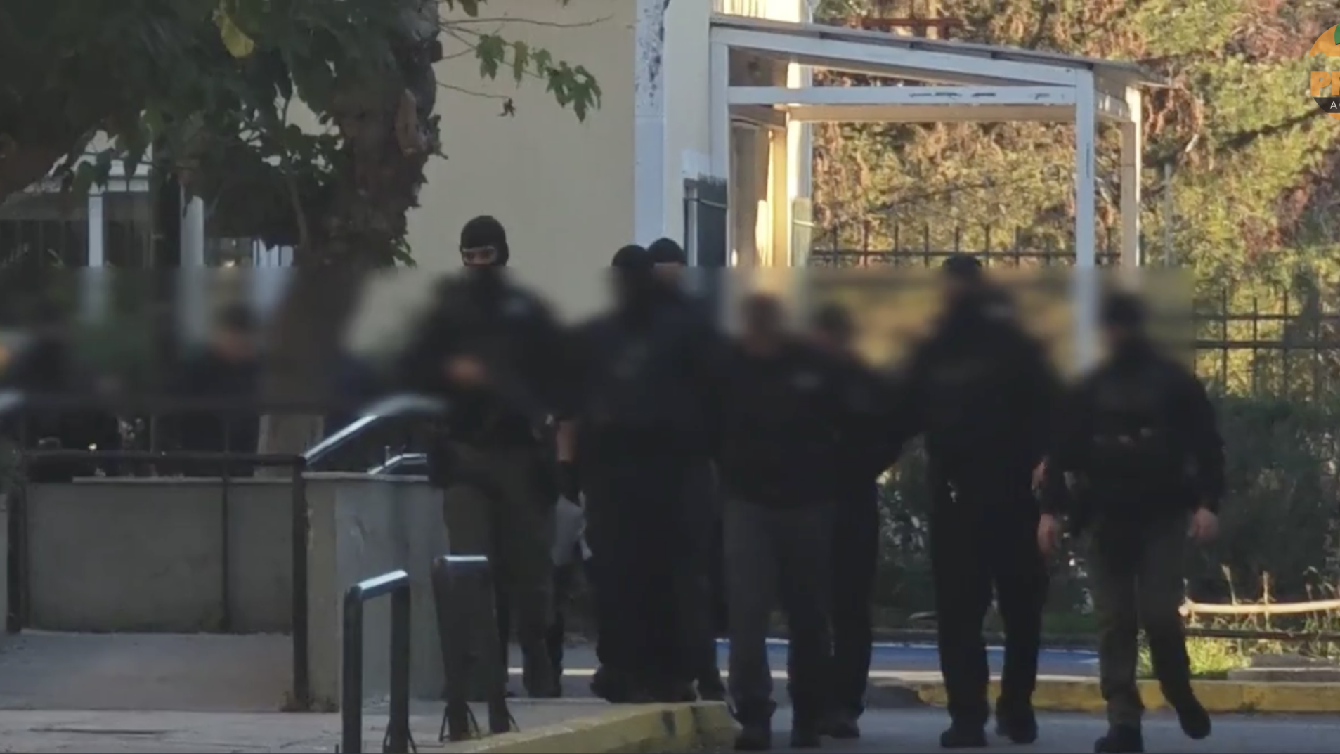 Δολοφονία Λάλα: Πάνω από 100.000 ευρώ, χρυσές λίρες αλλά και βαρύς οπλισμός στις οικίες των συλληφθέντων &#8211; Απολογούνται στην Ευελπίδων