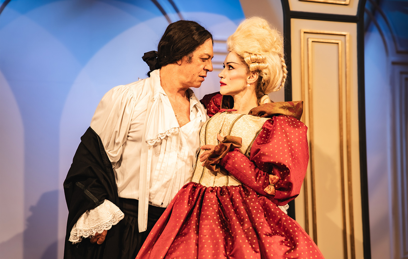 Ο Γιάννης Τσορτέκης μεταμορφώνεται στον «Ταρτούφο» του Μολιέρου