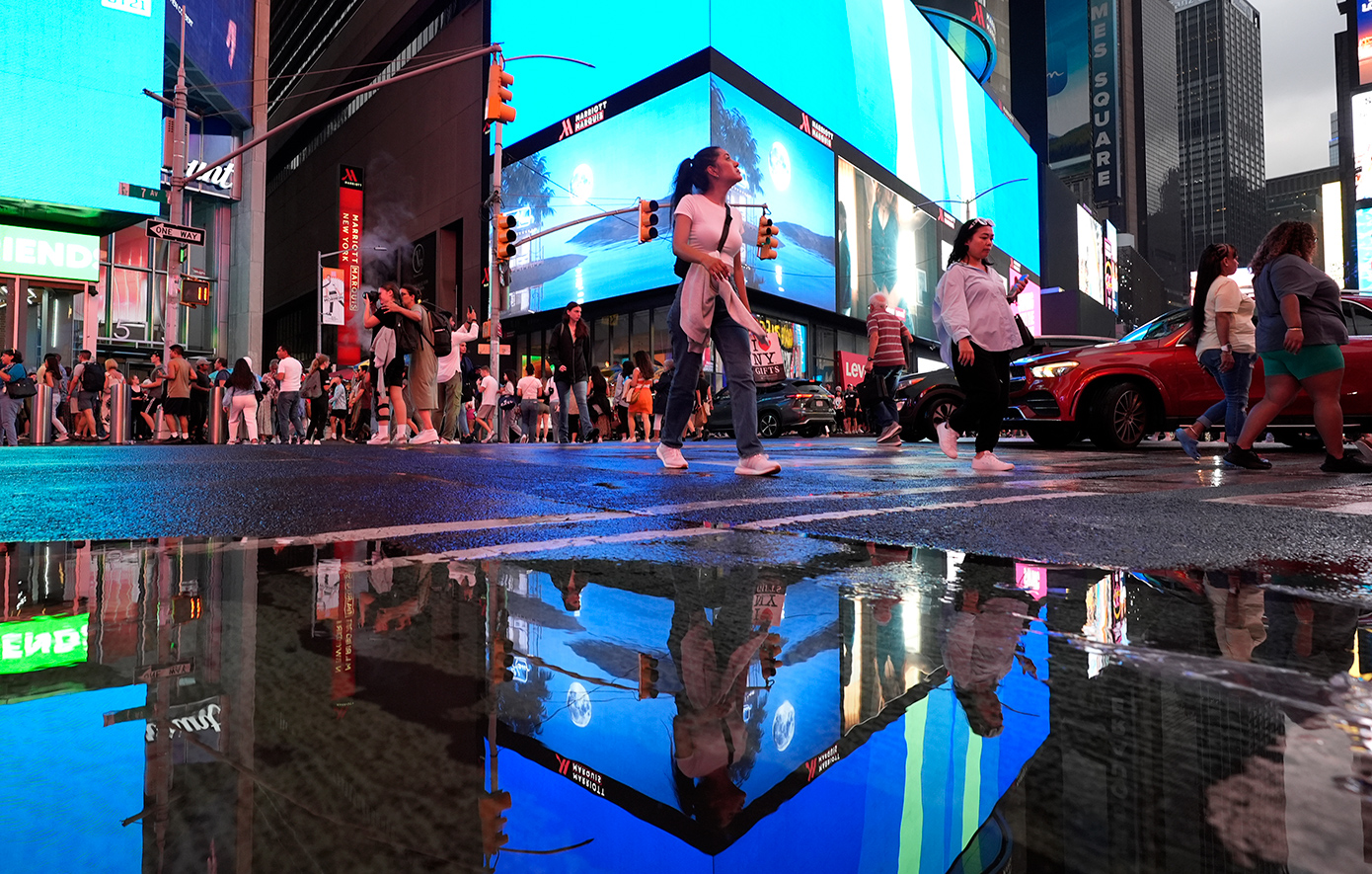 Ποσό ρεκόρ αναμένεται να ξοδέψουν οι Αμερικανοί φέτος στις γιορτές παρά την αβεβαιότητα των δασμών