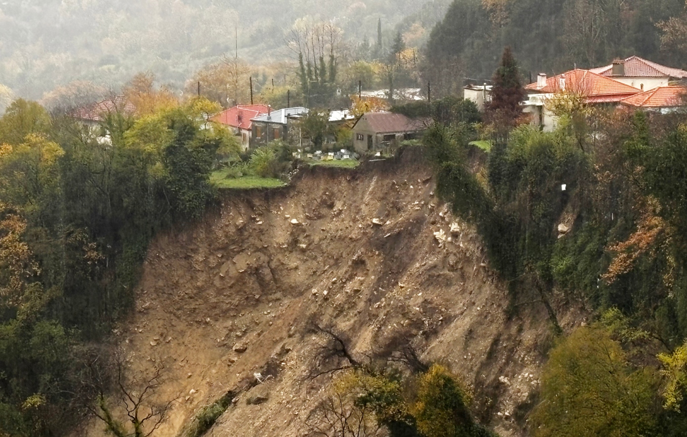 Απίστευτες εικόνες στα Τζουμέρκα: Μεγάλη κατολίσθηση λόγω της κακοκαιρίας &#8211; Σπίτια «κρέμονται» στον γκρεμό
