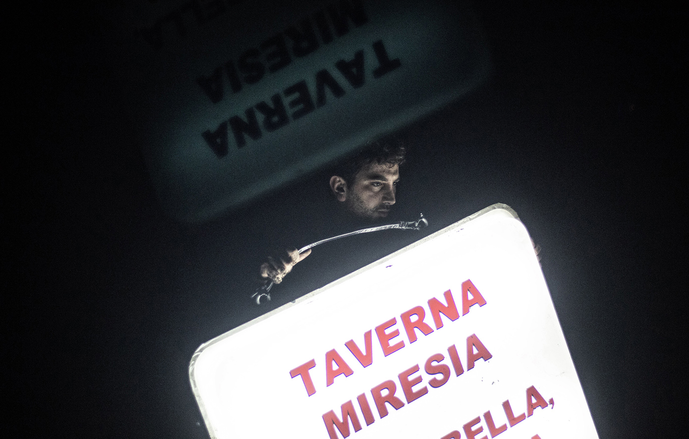 «Taverna Miresia»: Η φωτεινή επιγραφή μιας οικογενειακής ταβέρνας στα Τίρανα που ταξιδεύει σε σκηνές του κόσμου