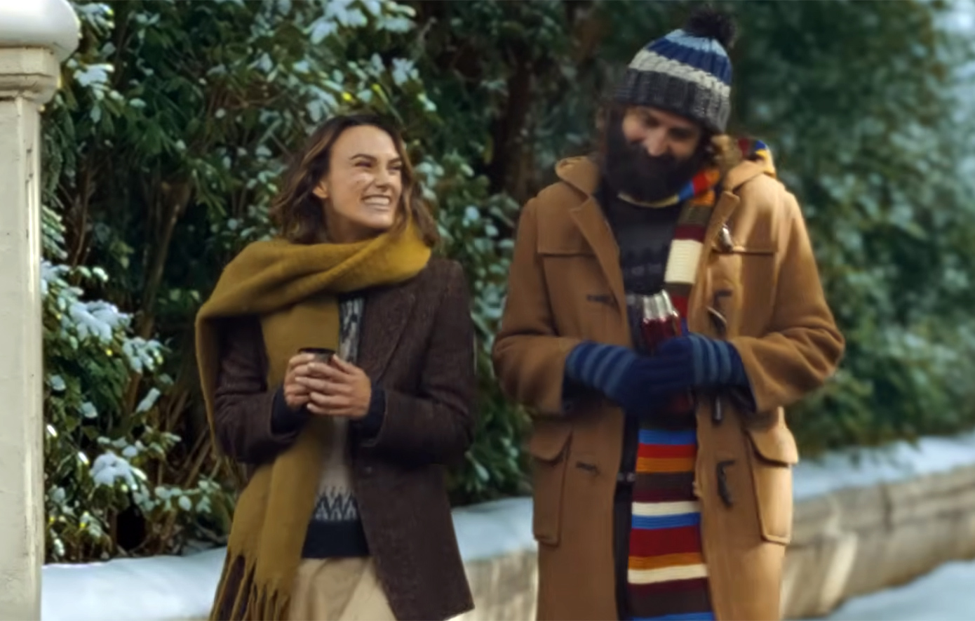 Η γλυκιά χριστουγεννιάτικη διαφήμιση με μια ιστορία εμπνευσμένη από ρομαντικές κωμωδίες – Πρωταγωνιστές η Κίρα Νάιτλι και ο Τζο Γουίλκινσον