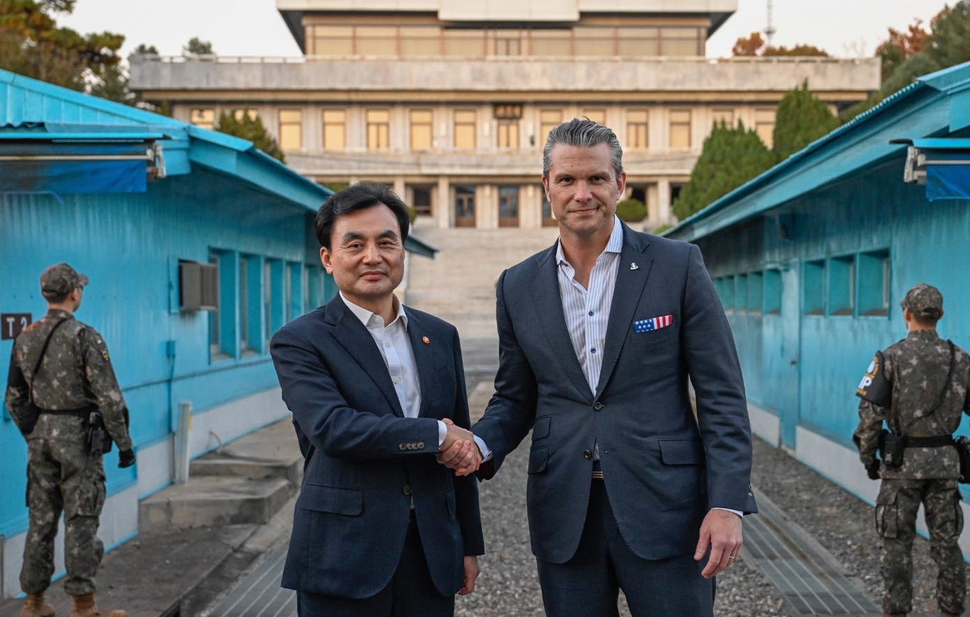 Την αποστρατιωτικοποιημένη ζώνη στα σύνορα μεταξύ Βόρειας και Νότιας Κορέας επισκέφθηκε σήμερα ο Πιτ Χέγκσεθ