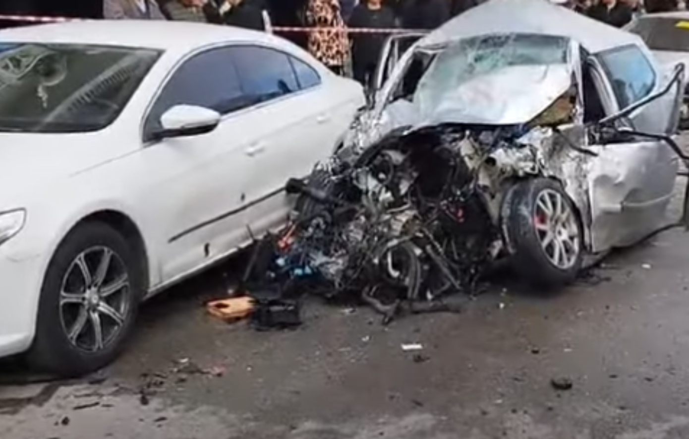 Σφοδρή σύγκρουση δύο οχημάτων στην Πτολεμαΐδα &#8211; Δύο άνθρωποι μεταφέρθηκαν στο νοσοκομείο