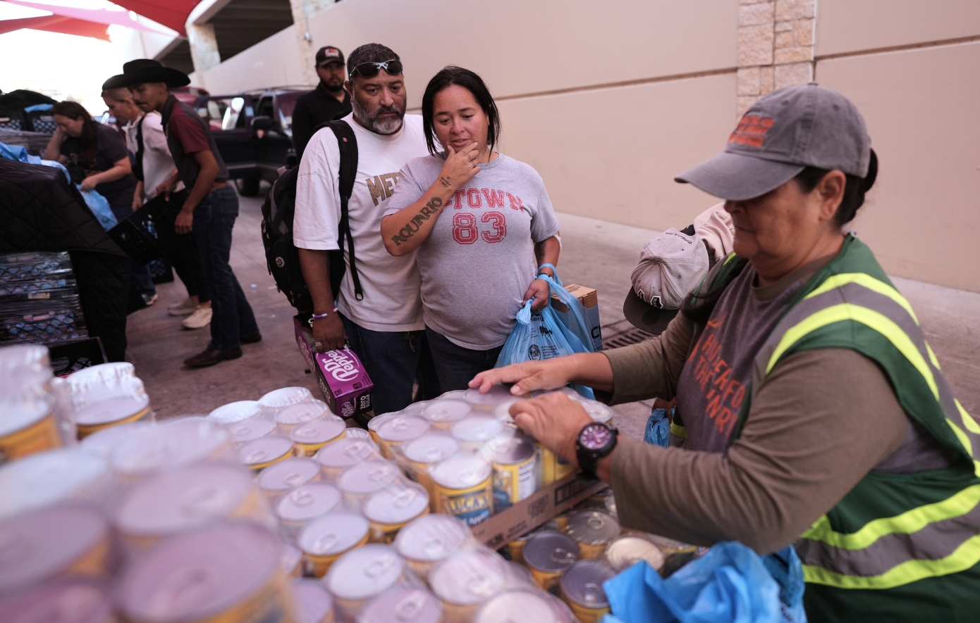 Shutdown και πείνα στις ΗΠΑ: Σε καθεστώς αβεβαιότητας εκατομμύρια Αμερικανοί &#8211; «Πράσινο φως» στον Τραμπ να παγώσει τα κουπόνια τροφίμων